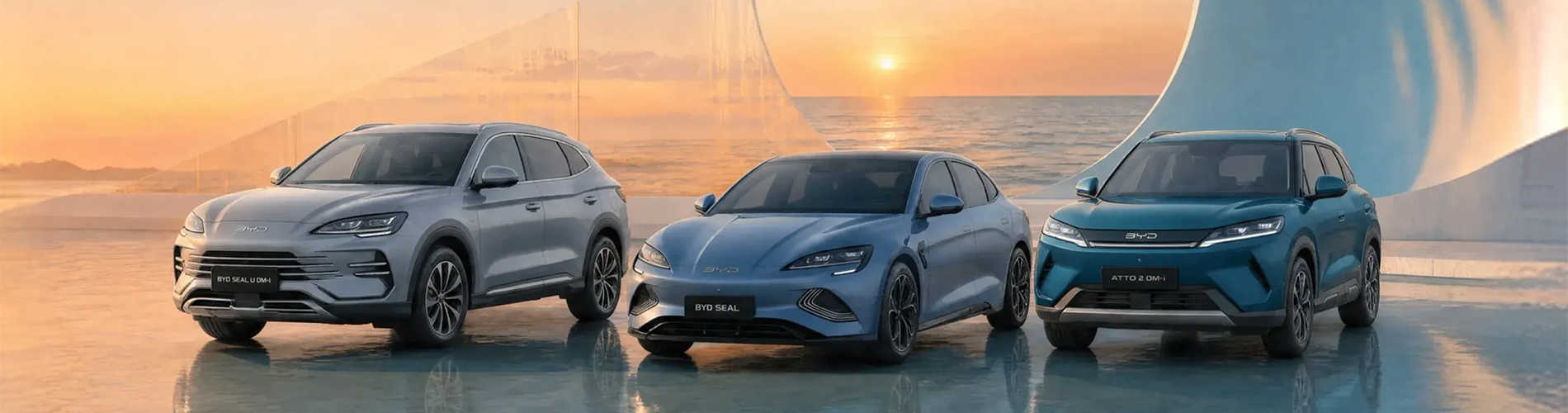 Drei BYD Modelle stehen auf einer glatten Oberfläche mit Sonnenuntergang